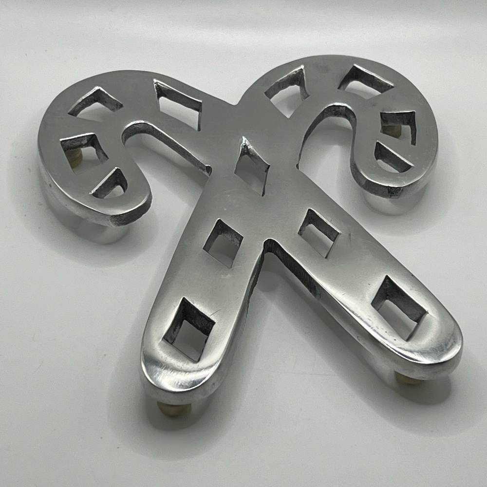 😎LAST CHANCE! $5/OR OFFERS CONSIDERED! Cast Aluminum Candy Cane Trivet PotHolder - Picture 3 of 5